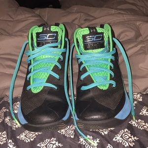 Kids size 5Y under armour shoes